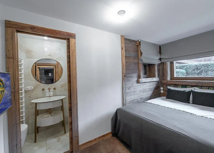 Duplex Renove Au Coeur De Megeve, 3 Chambres, Cheminee, Terrasse, Equipements Modernes. - Fr-1-569-72